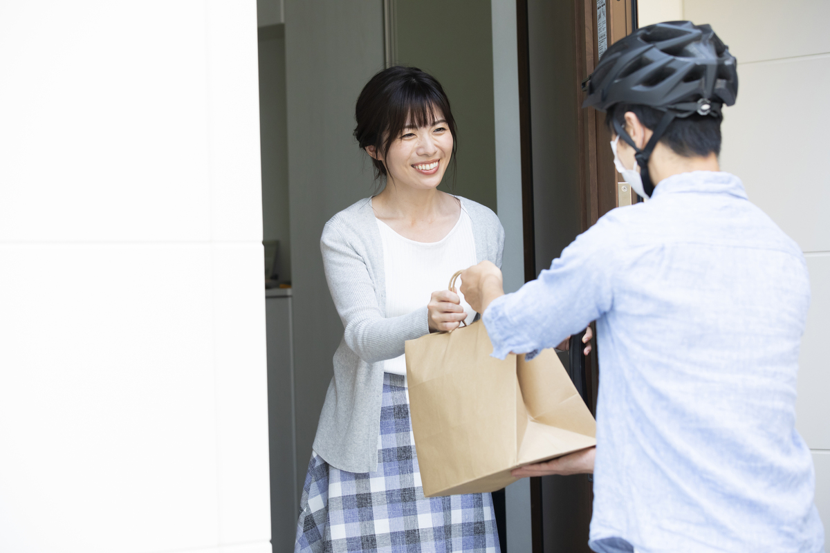 宅配を受け取る女性