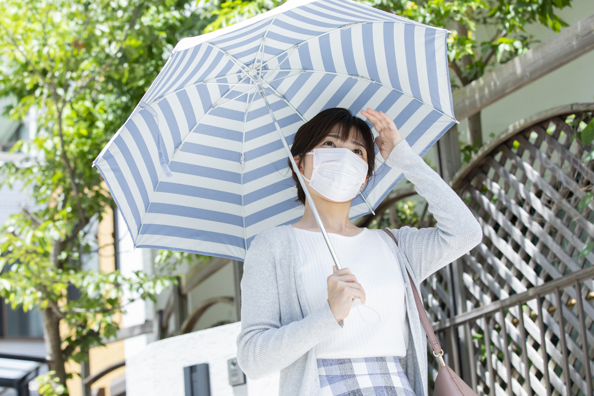 日傘をさす女性