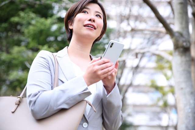 ルートを確認する女性