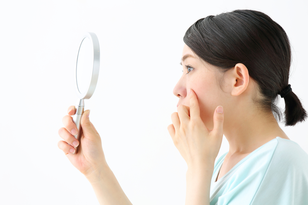 肌を見る女性